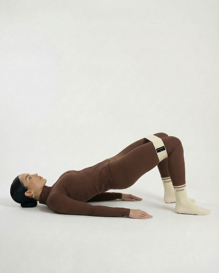 #color-Crème #color-Cream Renforcement des fessiers avec les bandes de résistances Pilates crème.