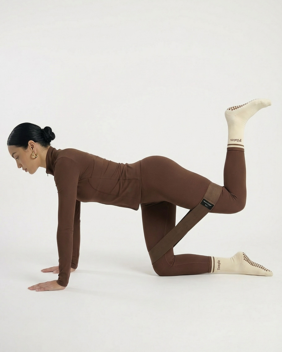 #color-Brun #color-Brown Renforcement des jambes avec les bandes de résistance Pilates brun.