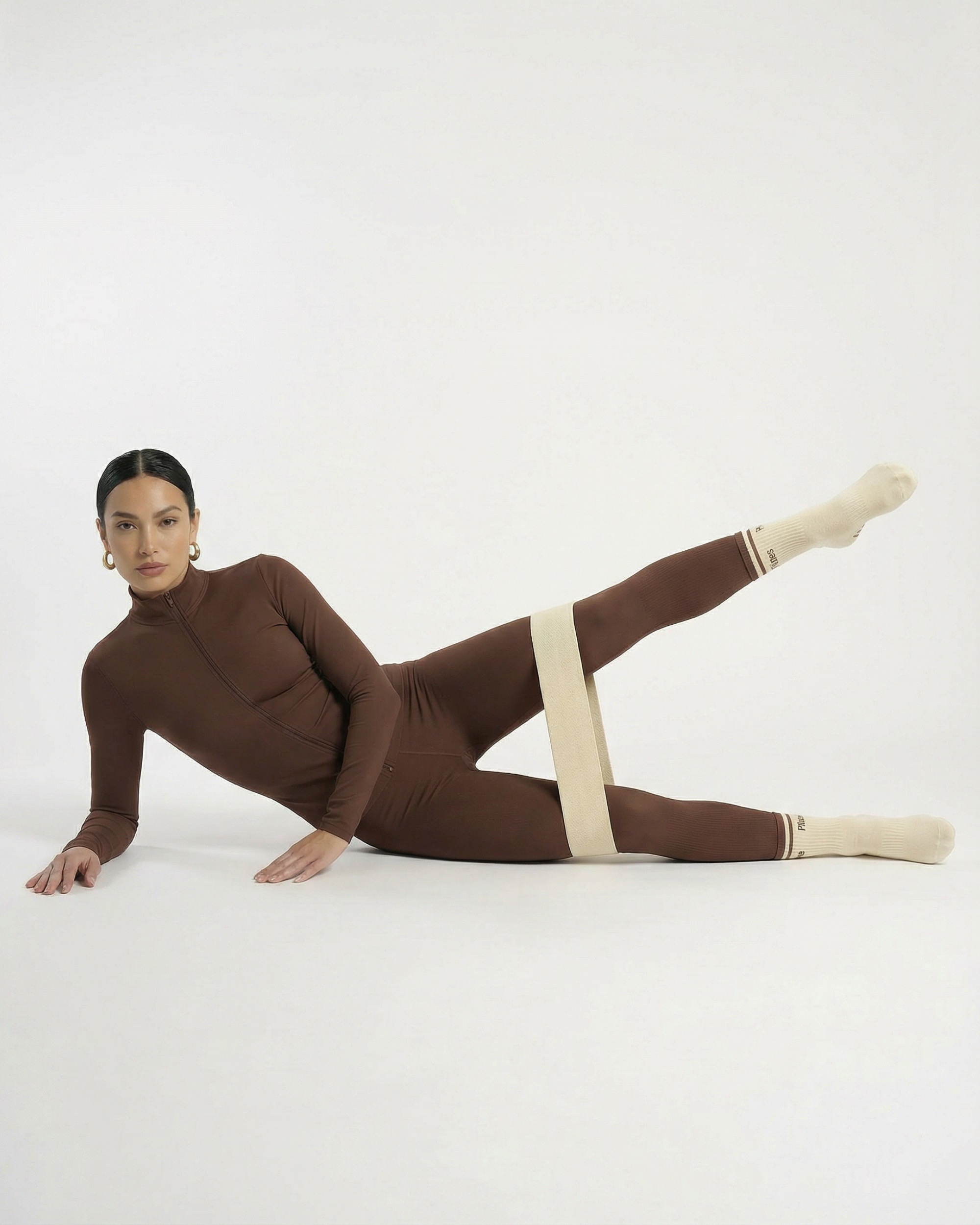 #color-Crème Renforcement des jambes avec les bandes de résistance Pilates crème.