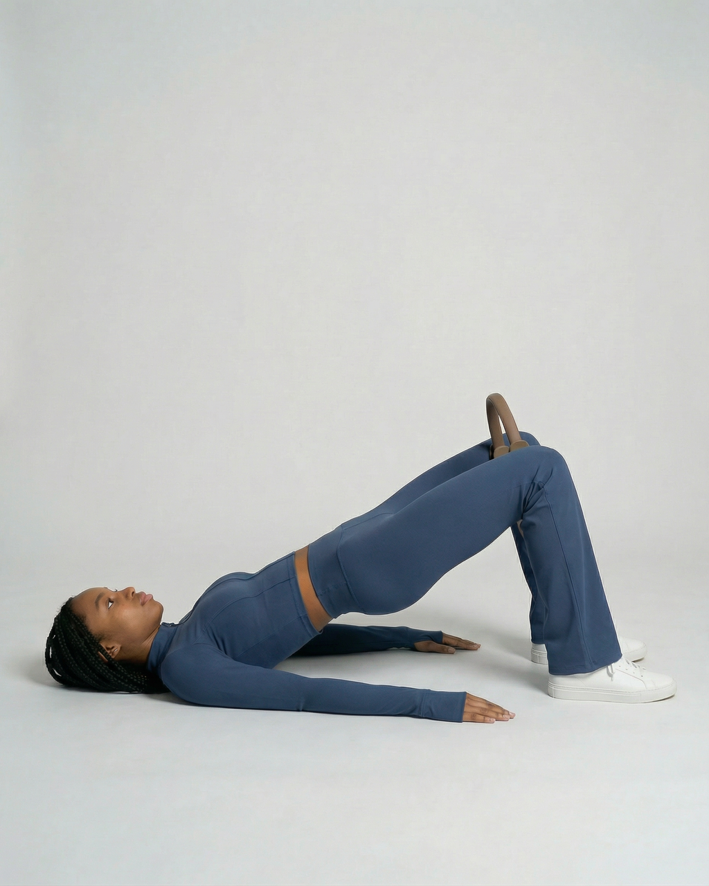 #color-Brun Utilisation de l'anneau de Pilates brun pour les fessiers.