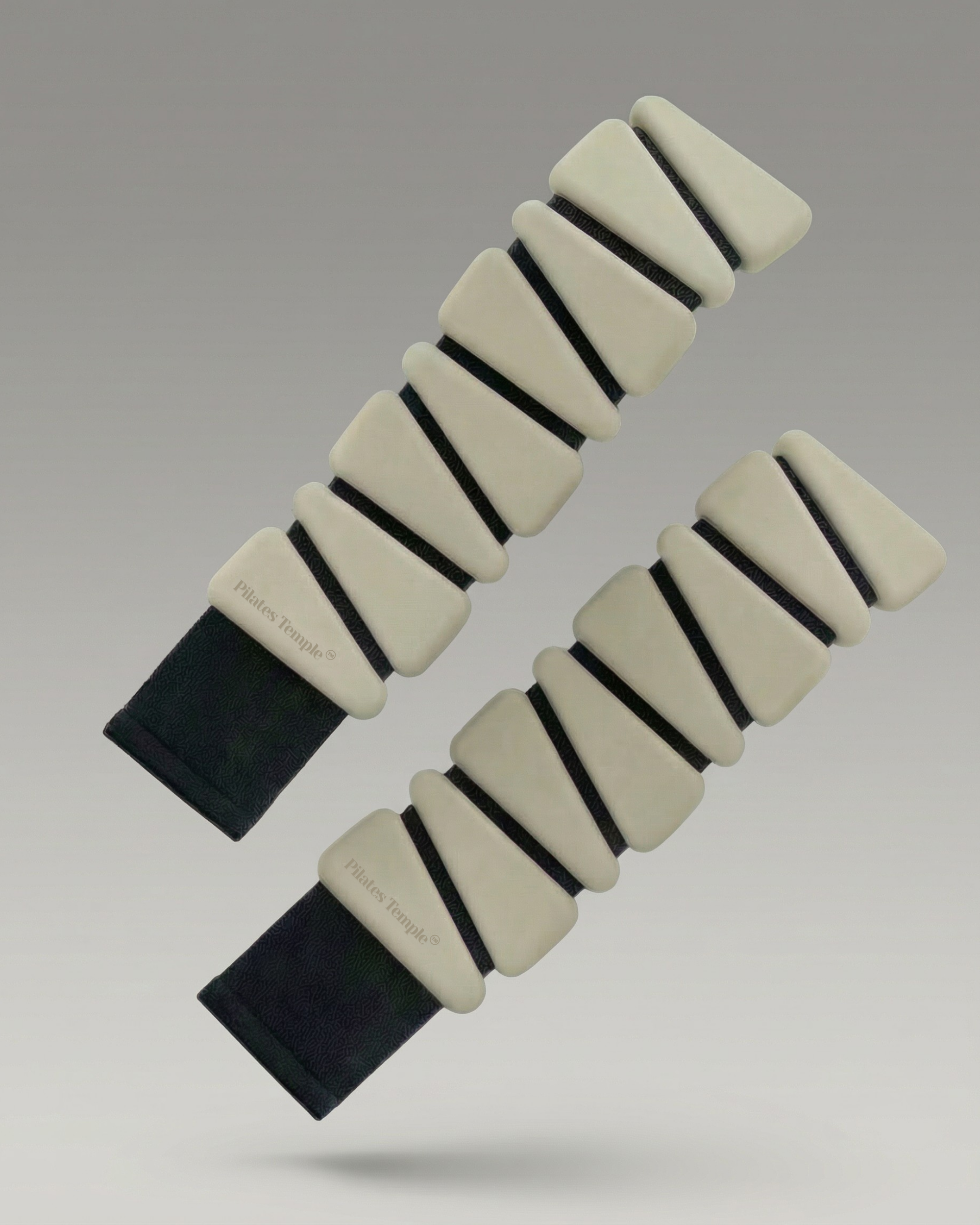 #color-Crème Détail du système de triangles de poids amovibles sur le bracelet crème.