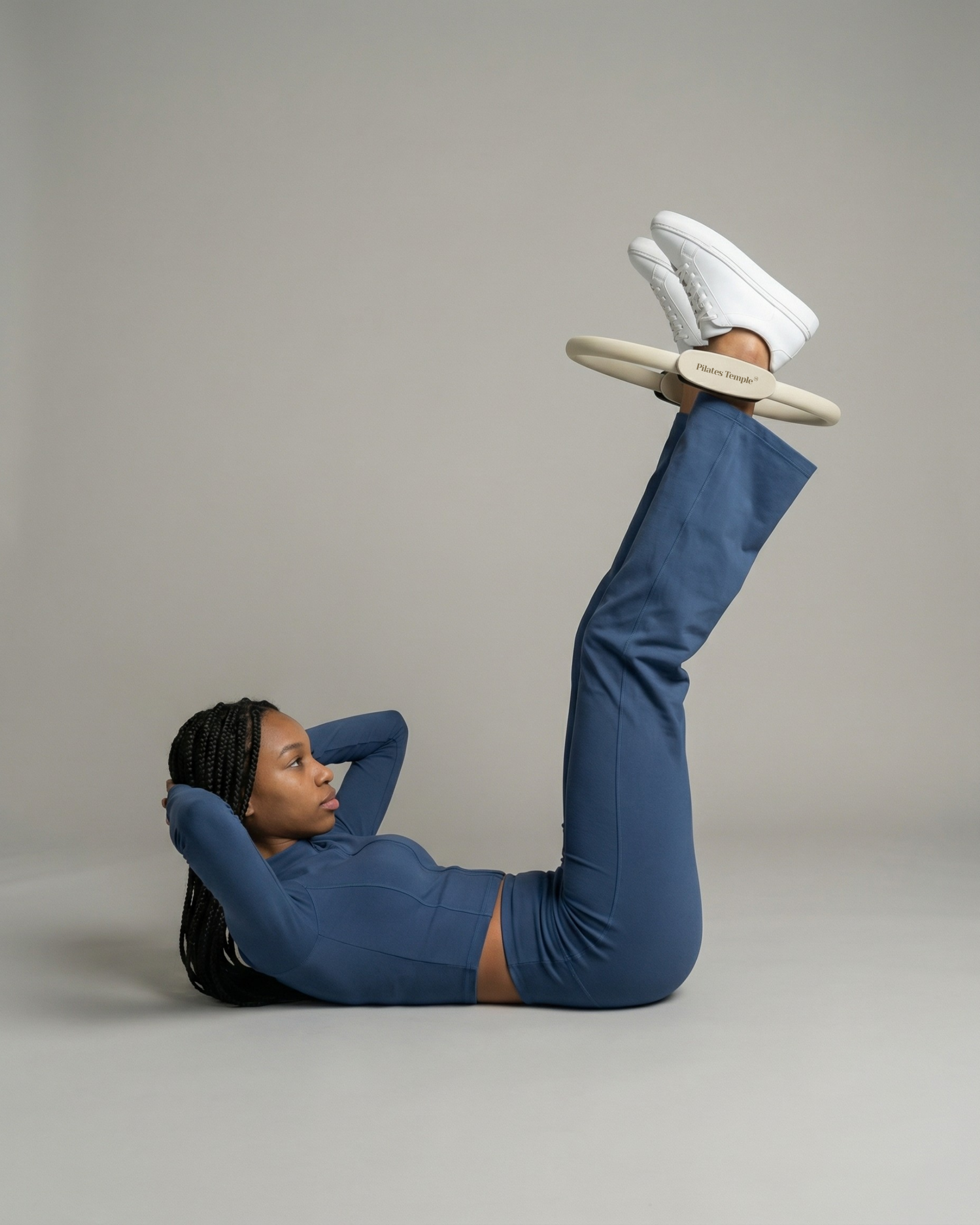 #color-Crème Exercice de renforcement des bras avec le ring Pilates crème.