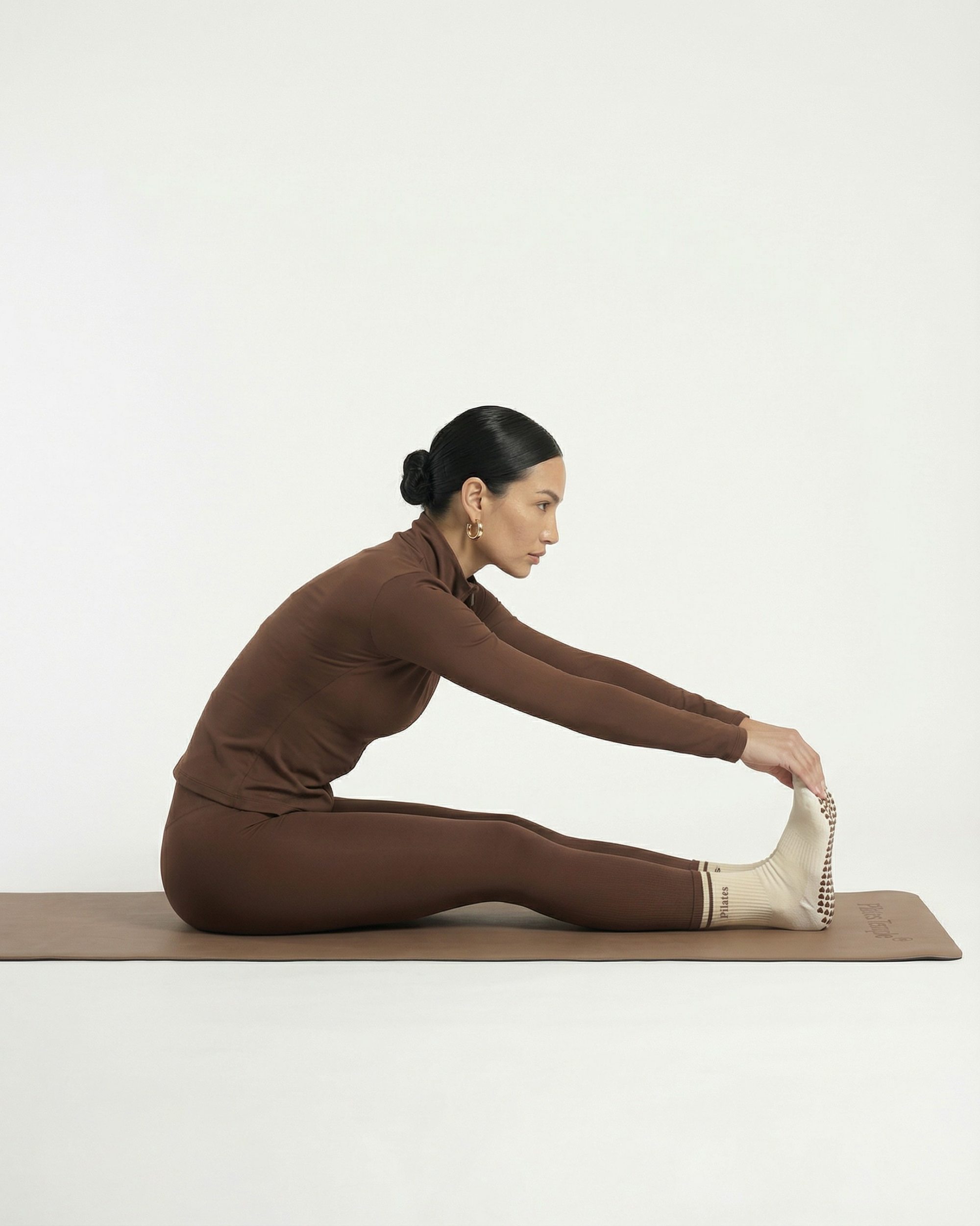 #color-Brun Séance de Pilates à la maison sur tapis de pilates premium.