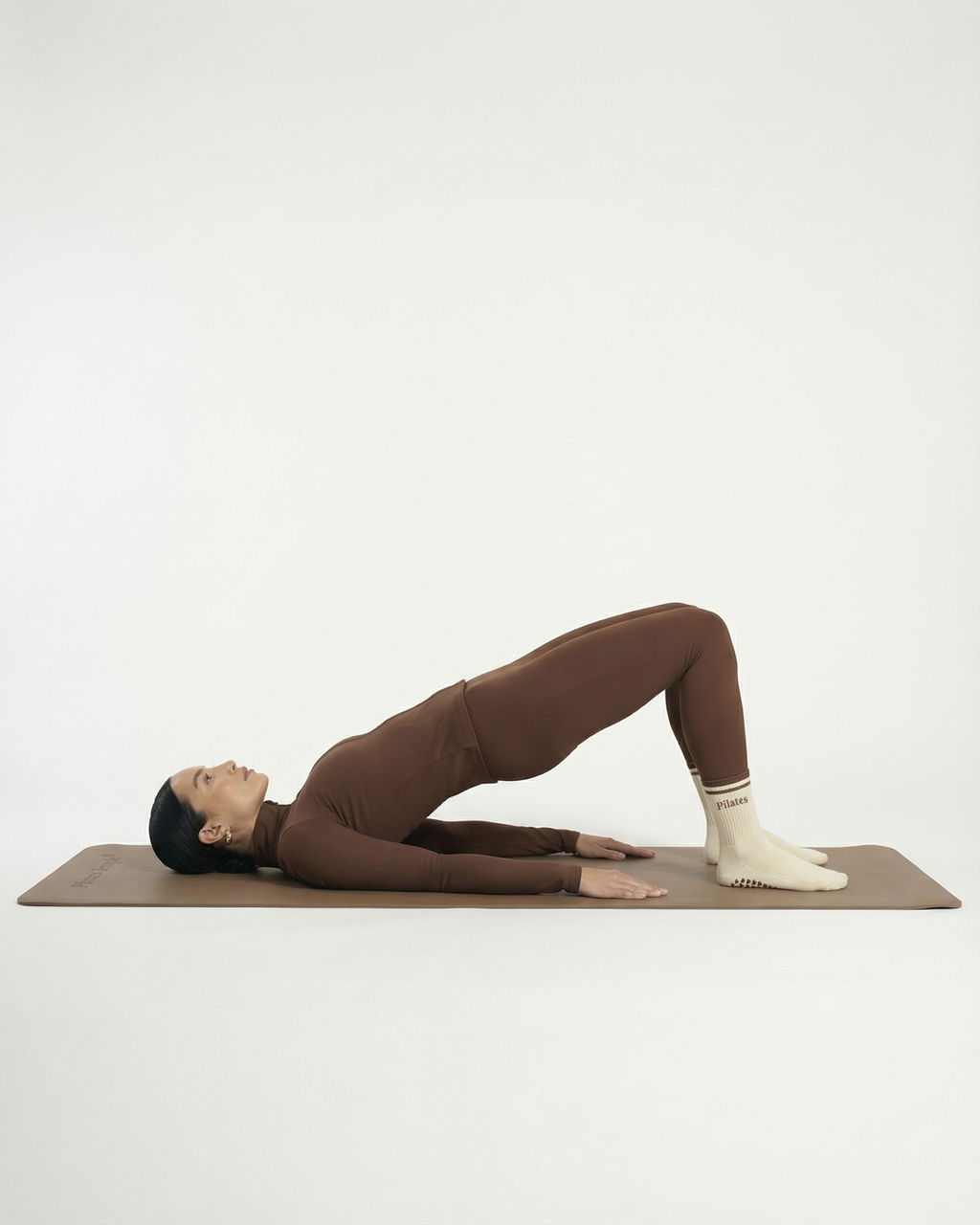 #color-Brun Posture de yoga et Pilates sur tapis haute densité.