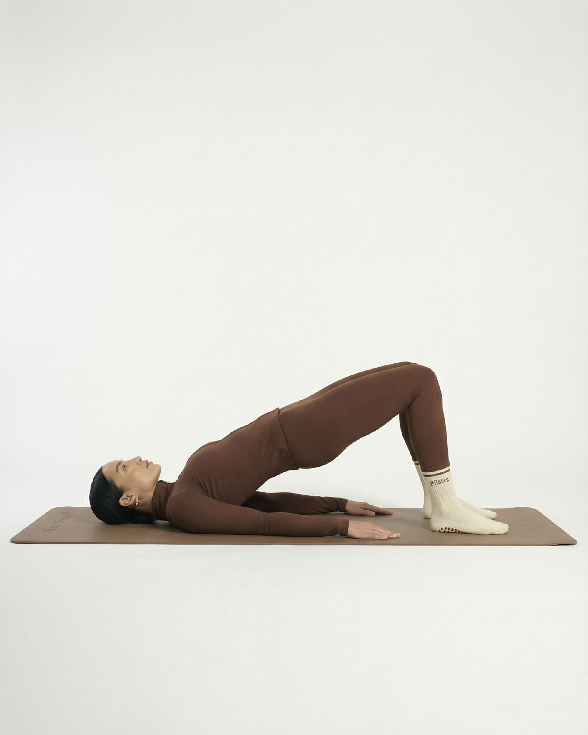 #color-Brun Posture de yoga et Pilates sur tapis haute densité.